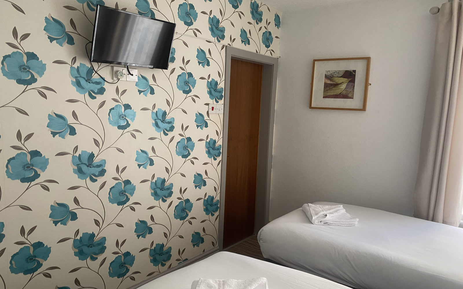 Twin room at Sandringham Court Hotel